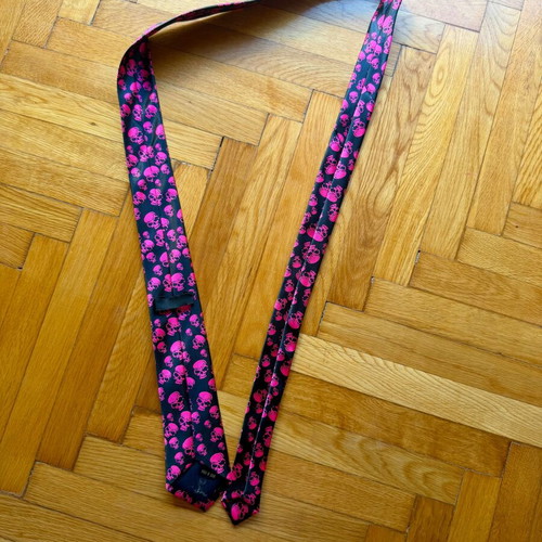 Tie with pink skull pattern, like new