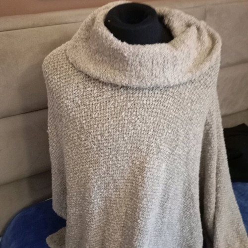 Wool poncho like new, beige, size L