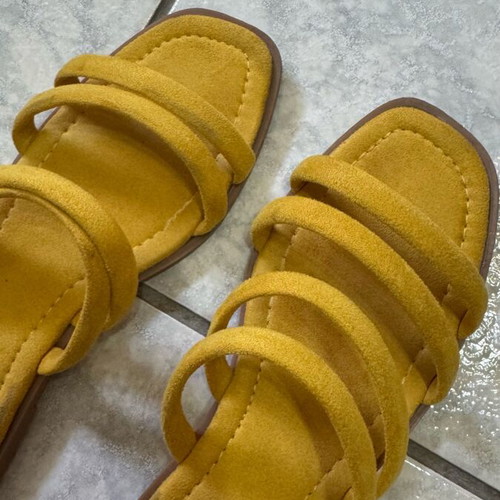 Only flip-flops size 37 yellow like new