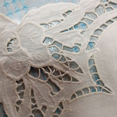 Cutwork linen tablecloth like new, 57 x 57 cm, handmade design
