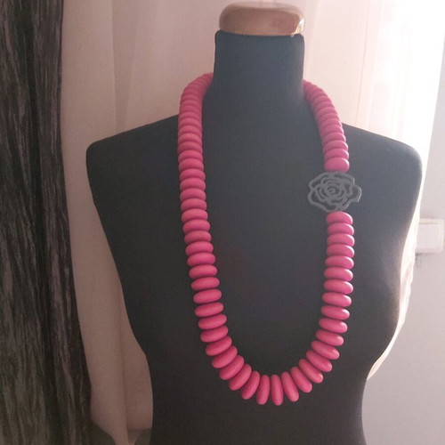 Necklace like new with fuchsia wooden elements minimal