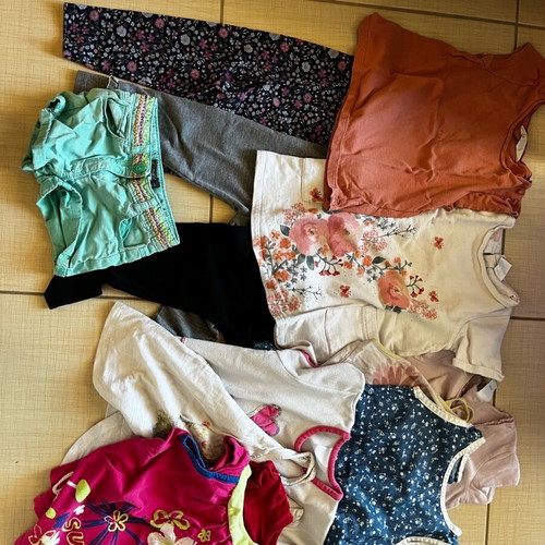 Clothing pack for 2-3 years like new, 8 tops, 3 pants, 1 shorts