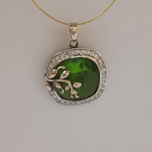 Ozze pendant and ring set like new with green peridot and silver 925