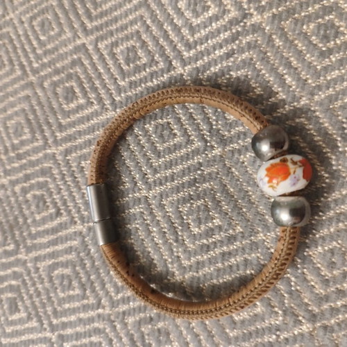 Bracelet made of cork with porcelain bead like new