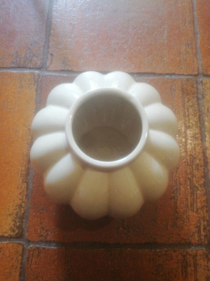 Porcelain vase used, diameter 6 cm height 10 cm