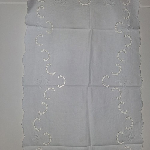 Embroidery set like new, 6 white pieces varying sizes