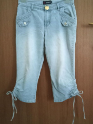 Women’s denim capri pants M/L used, light blue