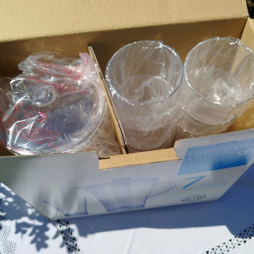 Drinkware set with plastic pitcher and 6 large water glasses new