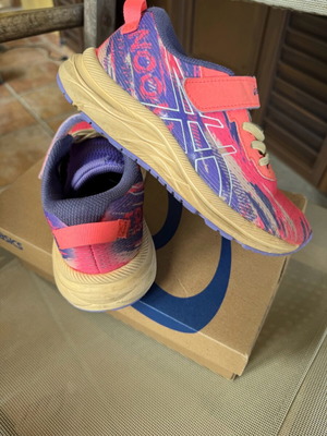 14ΚΑΙ ΤΑ ΔΥΟ ΖΕΥΓΑΡΙΑ!! 2 ζευγάρια asics παιδικά αθλητικά νούμερο 31.5