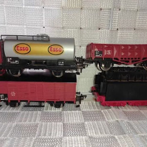 Vintage Fleischmann HO Scale 1465 E Esso Tanker and 3 wagons like new