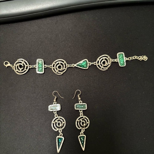 Jewelry set with handmade green iridescent earrings and bracelet new