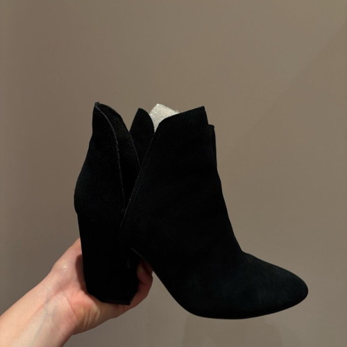 Steve Madden black ankle boots size 38 like new, suede
