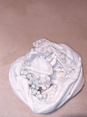 White scarf 70×170 with pom-poms like new