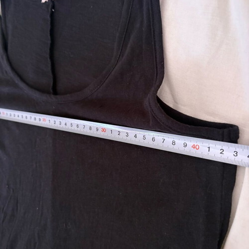 Black women's sleeveless top with asymmetric hem Medium like new