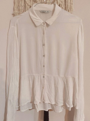 Stradivarius white shirt with ruffles like new