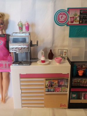 Barbie καφετέρια με κούκλα barista και αξεσουάρ