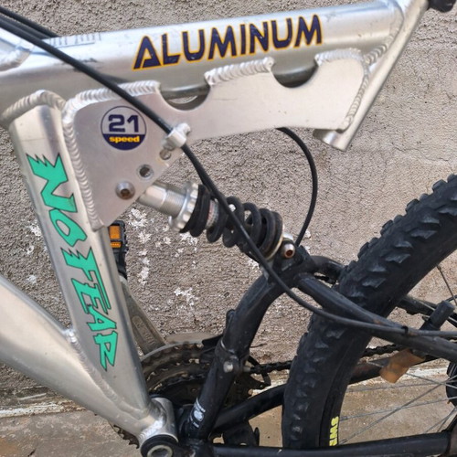 Mountain bike like new with 26 inch wheels and disc brakes