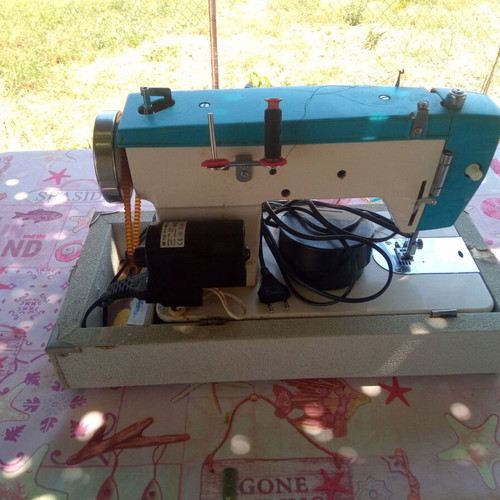 Mercedes electric sewing machine with lighting and case