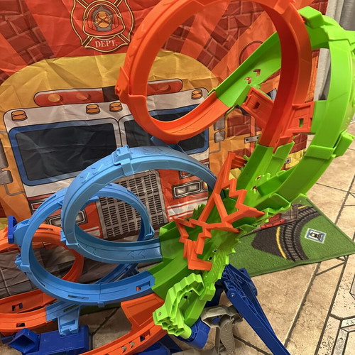 Hot Wheels racetrack with 4 loops