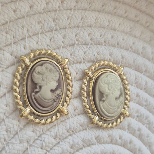 Vintage Cameo Earrings new, beige and gold details