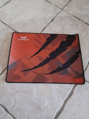 Βάση Mouse Pad Strix σε άριστη κατάσταση για gaming