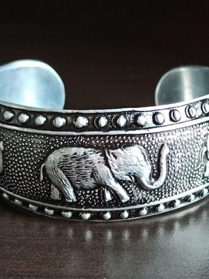Ethnic unisex bracelet silver color new from Thailand