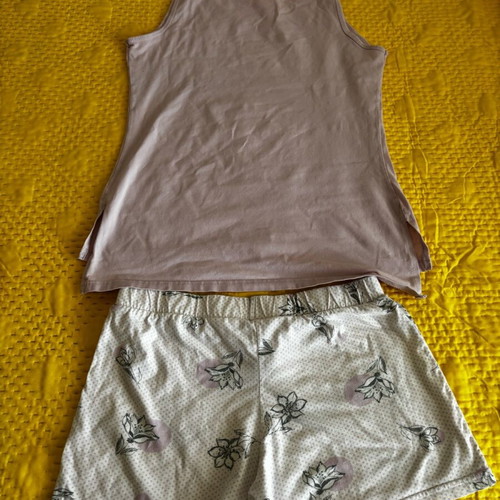 Pajama set like new, size L, white and purple