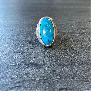 Ασημένιο περίτεχνο δαχτυλίδι με ιδιαίτερο σχέδιο και όμορφη πέτρα