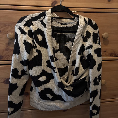 Shein sweater size M like new, black and white