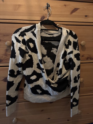 Shein sweater size M like new, black and white