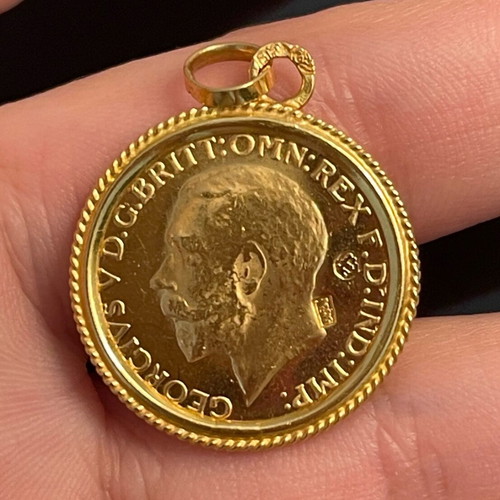 Gold Sovereign gold coin new with frem for necklace