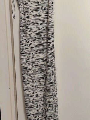 Φόρεμα Bershka Zebra Print καινούργιο, μίντι/μάξι, μαύρο και άσπρο