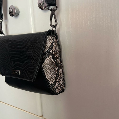 Doca Women's Shoulder Bag Like New Black White