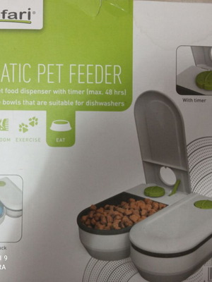 Automatic pet feeder with timer, 860 ml capacity, like new