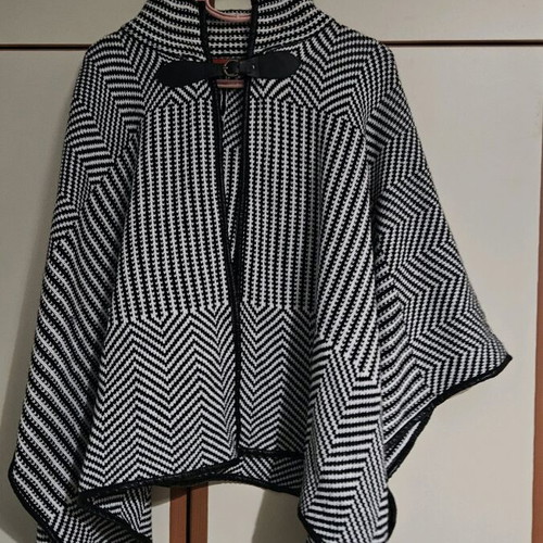 Overcoat cape winter like new, black and white