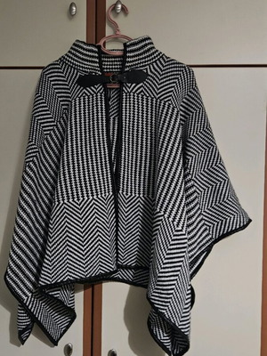 Overcoat cape winter like new, black and white