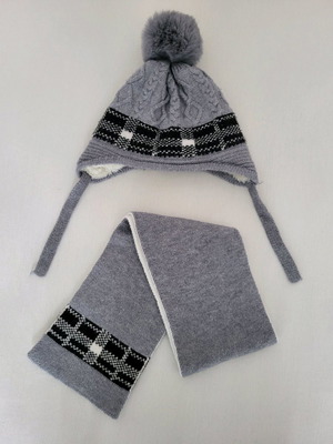 Baby hat and scarf set like new