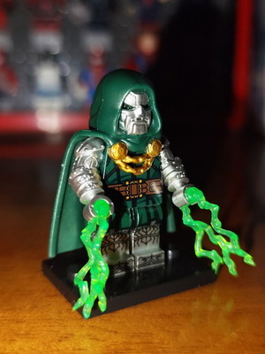 Dr. Doom Marvel μινιφιγούρα σαν καινούργιο με βάση και ενεργειακές εκρήξεις
