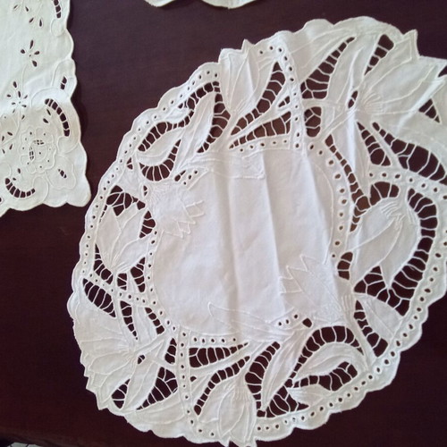 Handmade cutwork doilies set like new