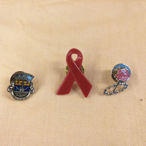 Collectible pins like new, set of 3 pieces