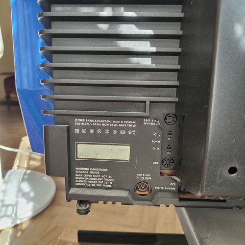 Bang & Olufsen television used 28 inches, 1980s model