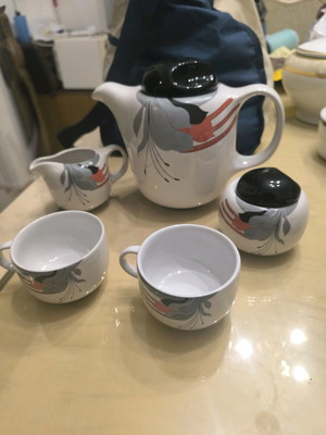 Tea set like new with two cups