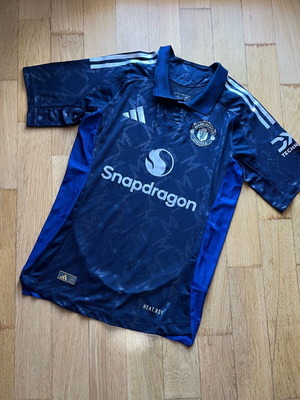 Manchester United 24/25 Away Jersey размер Large нов