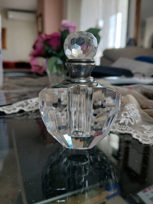 Crystal perfume bottle like new with vintage style