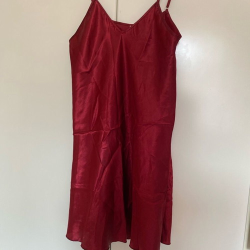 Nightgown like new with satin texture and adjustable straps