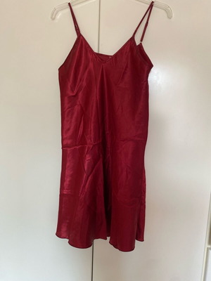 Nightgown like new with satin texture and adjustable straps