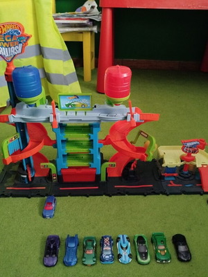 Hot Wheels used large and small car wash with 10 cars
