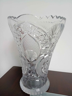 Large crystal vase used with chip