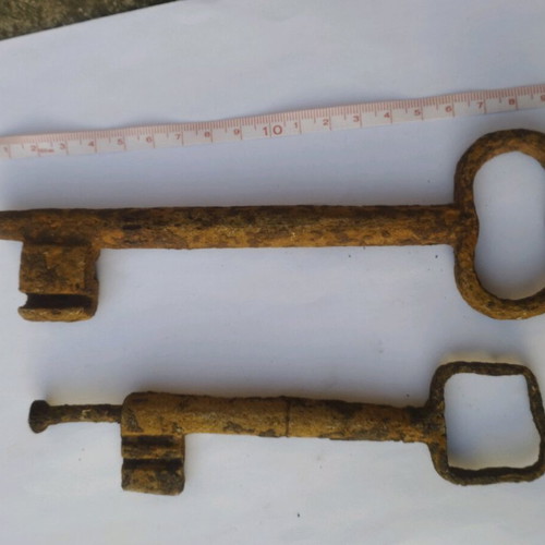 Antique keys used, pack of 2, very large