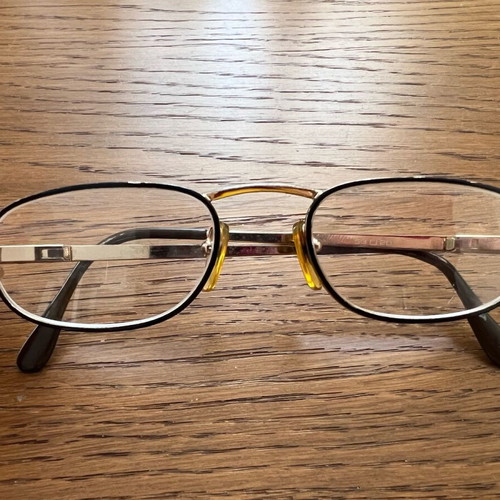 Metal glasses frame used, ideal for presbyopia